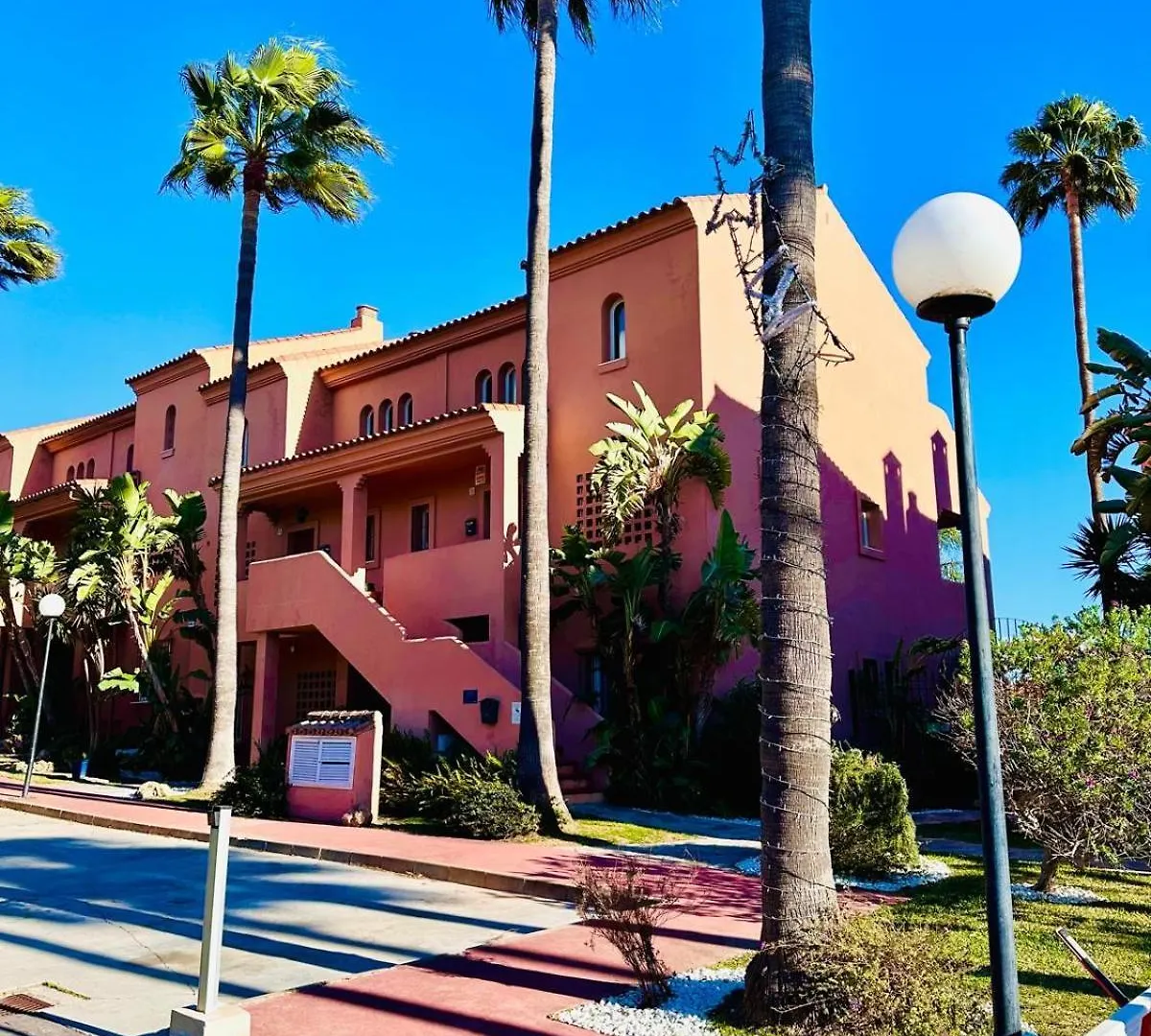 No10 - Beachfront Estepona Close To Port, 2 Bedroom, 2 Bathroom, Sleeps 5 Apartamento