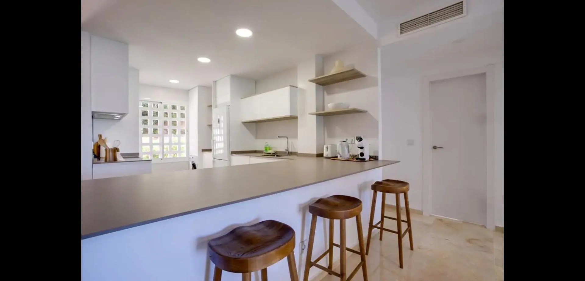 No10 - Beachfront Estepona Close To Port, 2 Bedroom, 2 Bathroom, Sleeps 5 Apartment