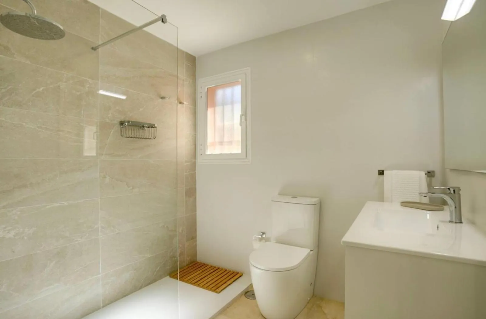 No10 - Beachfront Estepona Close To Port, 2 Bedroom, 2 Bathroom, Sleeps 5 Apartment