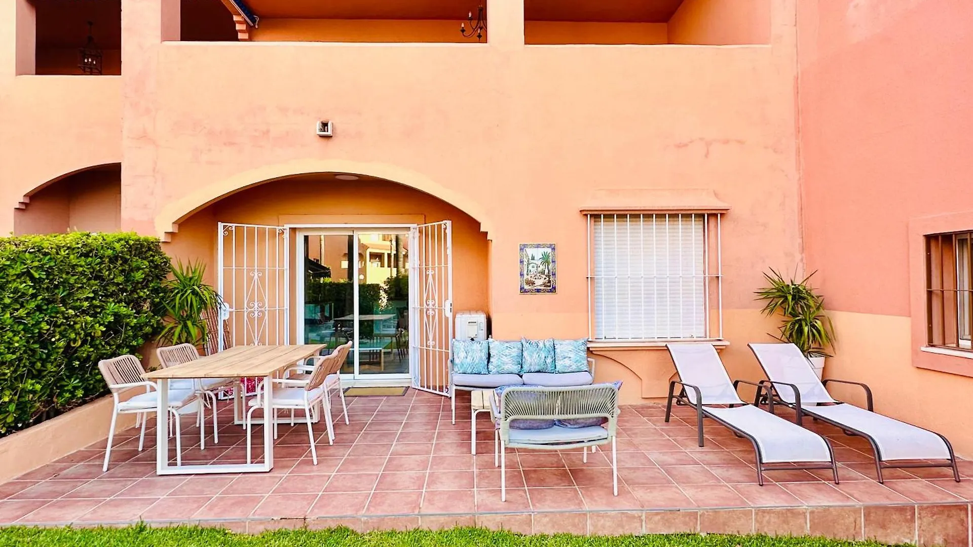 No10 - Beachfront Estepona Close To Port, 2 Bedroom, 2 Bathroom, Sleeps 5 Spain